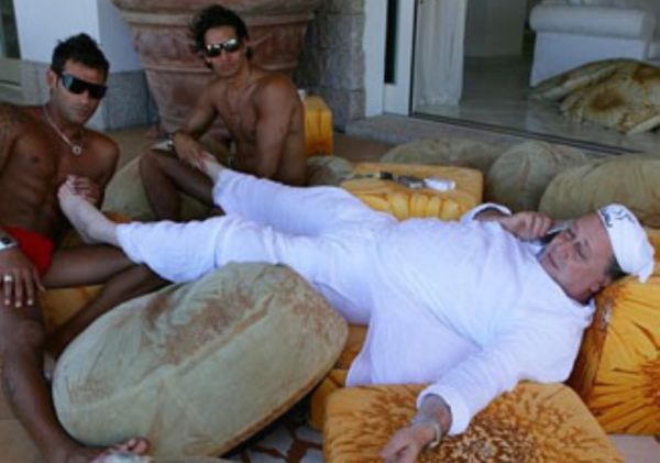 Lele Mora e le diaboliche avventure dello statista del “Rom” Perignon