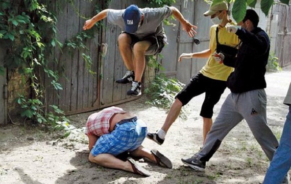 Animali fascio-omofobi attaccano a Firenze