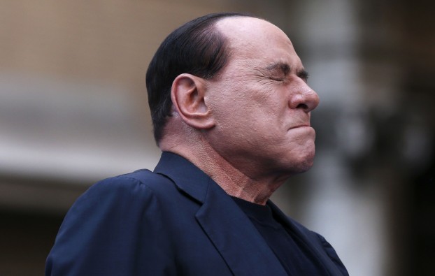 Berlusconi di nuovo a processo per corruzione: pover’uomo, non lo lasciano vivere