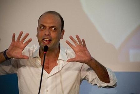 Angelino Alfano è una groupie, vi spieghiamo il perché