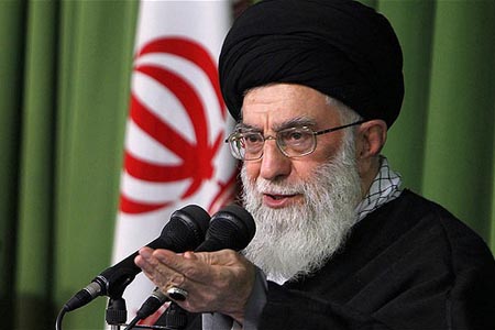 Iran, Khamenei lancia una fatwa contro le chat che sono “immorali”, impiccare i dissidenti in piazza non lo è