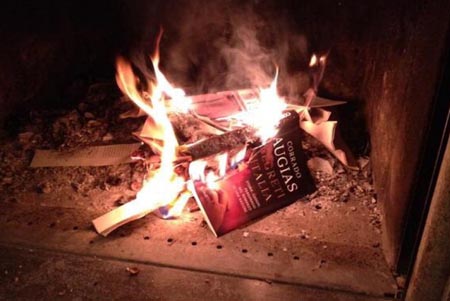 I Cittadini perbene che bruciano libri come fascisti qualsiasi