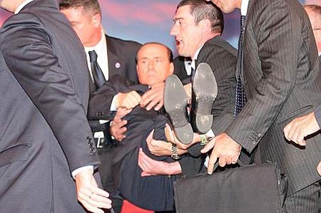Sedicenti terroristi comunisti travestiti da pallina fanno cadere Berlusconi dalle scale