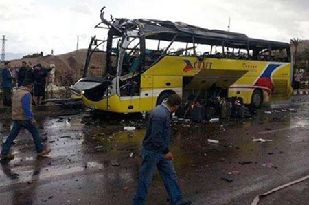 Egitto, bomba su bus di turisti nel Sinai: almeno tre morti