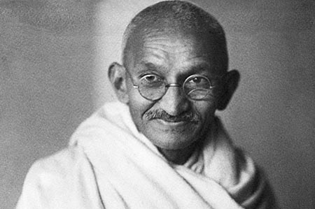 Gli utenti di Twitter che ridicolizzano chi scrive che Gandhi fu arrestato in Sudafrica: ignoranti