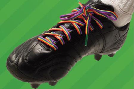 Calcio conto l’Omofobia, anche Federcalcio e Nazionale aderiscono: lacci rainbow alle scarpette