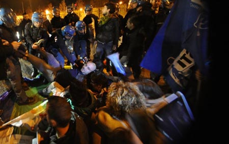 Quelli che fanno la rivoluzione dai social networks e sono meglio degli altri che si sbattono in piazza…