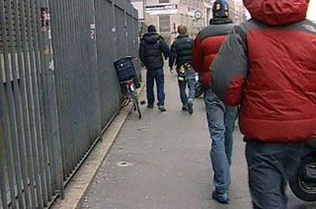 Uno scatenarsi d’odio insensato, come se servisse a vincere un premio