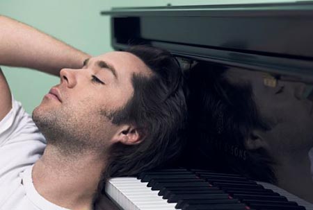 La novità dell’orrendo Sanremo è che Rufus Wainwright è gay, interessa?