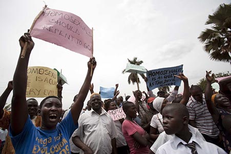Investigare ed individuare le responsabilità degli integralisti evangelisti antigay nelle politiche omofobe in Africa
