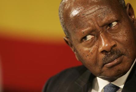 Il presidente dell’Uganda: “Il sesso gay trasmette i vermi e tutti i gay sono puttane”