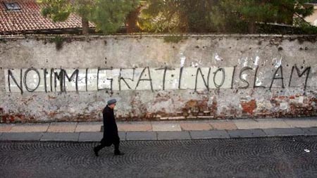 Caserta, minorenni pestano il coetaneo di colore per puro razzismo. Interessa?