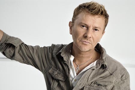 Su un cantante morto in vita che parla di un collega scomparso e del presunto amante di questi e c’è chi si indigna. Interessa?