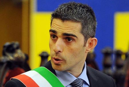 Pizzarotti convoca incontro con sindaci e candidati sindaci M5S, ma Grillo si incazza…