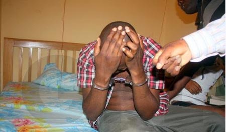 Uganda, due uomini accusati di fare sesso in una stanza d’hotel sono arrestati