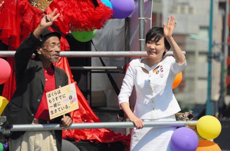 Giappone, la First Lady sfila al Gay Pride di Tokio