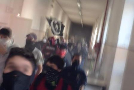 Tutti i giornali contro il razzismo a suon di banane ignorando l’attacco dei Maschi Selvatici