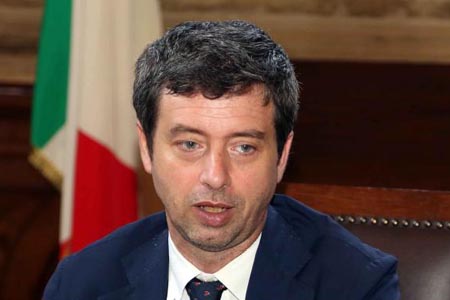 Certificato antipedofolia per gli insegnanti, ma per i preti no. Diteci che stiamo sognando