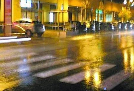 Investito sulle strisce da uno scooter, lo pestano e insultano: “Frxxxo di mxxxa!”… Maschioni!