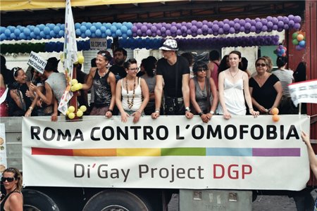 Roma, attacco omofobo al Di Gay Project: solidarietà dal Mario Mieli