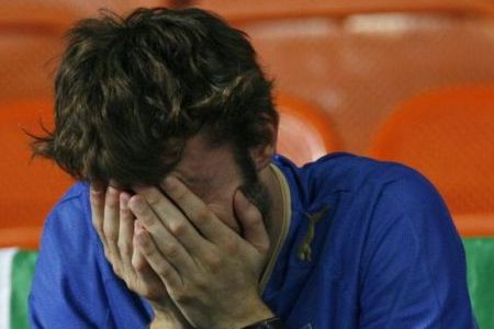 Di cronisti del “bisogna tenersi la palla” (la destra? la sinistra?) e di Italiani “…e adesso a lavorare!”