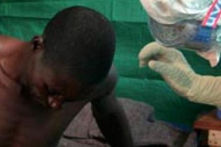 Ebola, morto il prete spagnolo. Più di 1000 le vittime