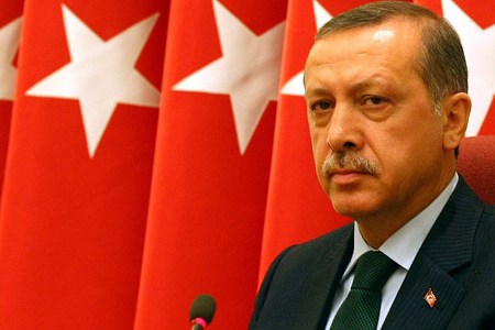 La vera faccia del dittatore turco Erdogan che elogia Hitler come esempio di “stabilità”