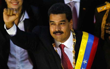 Venezuela, il “chavismo” di Nicolas Maduro: impronte digitali ai cittadini per controllare quanto mangiano