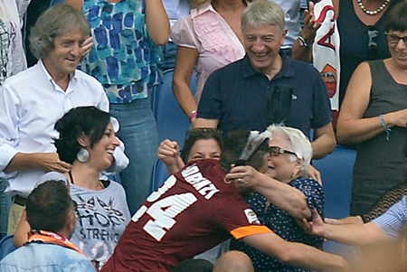 Il bell’abbraccio di Florenzi alla nonna 82enne