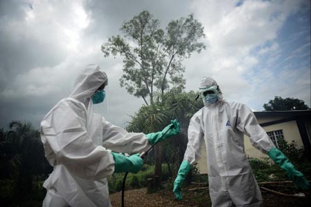 Ebola, cittadini della Guinea uccidono sette operatori sanitari che lottavano contro il virus