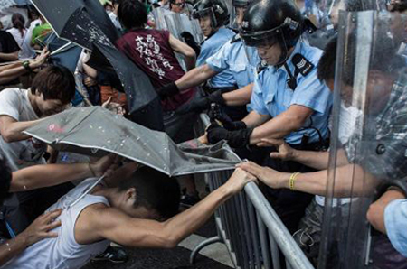 Hong Kong, per ora la Cina lascia fare e dice agli USA non interferite…