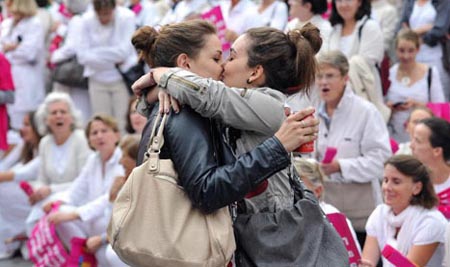 Francia, Hollande è debole la Manif Pour Tous si fa forte contro il matrimonio per tutti