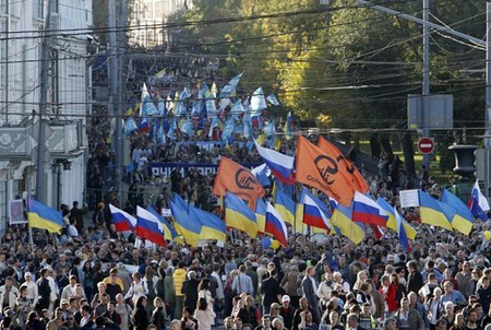 Mosca, migliaia di persone in marcia contro il coinvolgimento russo in Ucraina