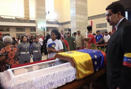 Venezuela, ora è il turno della ridicola preghiera bolivariana “Padre Chavez che sei nei cieli”