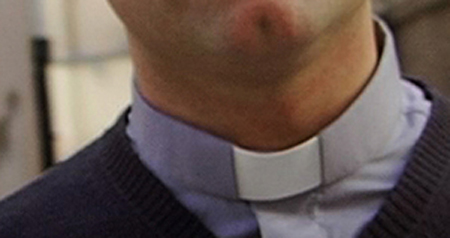 Il pretino che rimorchia uomini in chat e poi fa l’antigay con Le Sentinelle: divina coerenza