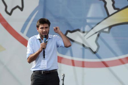 Aids e greci che si infettano da soli, Alessandro Di Battista delira