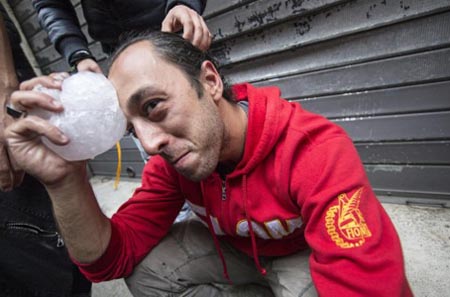 Il manganello di Alfano pesta gli operai che vogliono lavoro