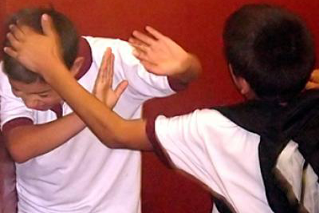 Spagna, lancio di pietre contro due adolescente gay all’uscita da scuola