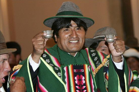 Bolivia, Morales presidente del pollo che fa diventare gay vincerebbe un’altra volta