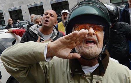 Beppe Grillo, 2000 euro a intervista da devolvere in beneficenza per Genova. Col buon cuore non si scherza