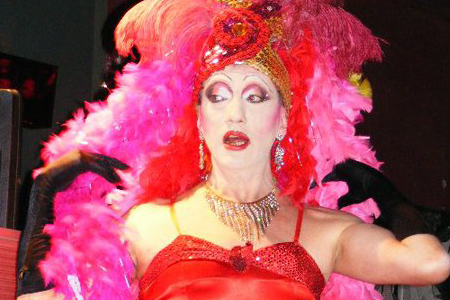 Il Manganello de La karl du Pigné: insegnante di danza omosessuale, requisiti mancanti e genitori omofobi