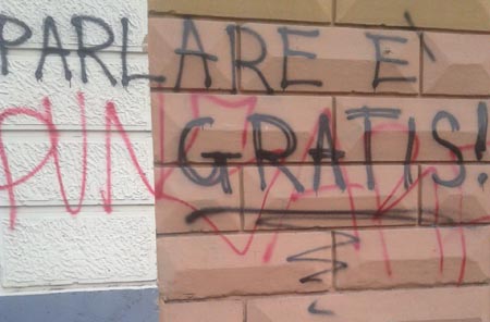 Parlare è gratis!, grida un murale (è certo che se fosse a pagamento si direbbero meno scemenze)