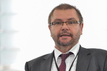 L’integralista polacco che trova giusto picchiare le mogli salva il M5S in Europa