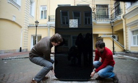 San Pietroburgo, l’iphone gigante è propaganda dell’omosessualità. Sia rimosso. Imbecilli