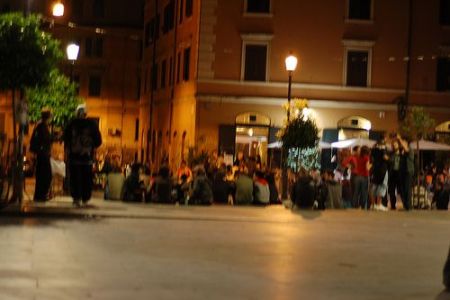 Ferisce con le forbici tre persone. Una è grave