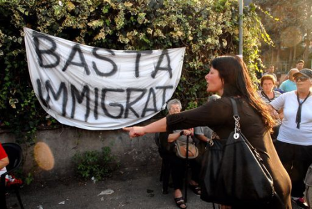 Questa Italietta tronfia, omofoba, razzista e ignorante che sa solo gridare