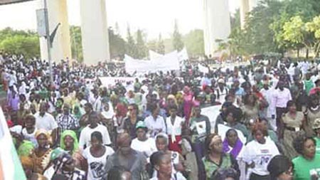 Gambia, migliaia di persone in marcia contro l’omosessualità