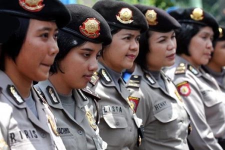 Indonesia, le donne sottomesse a “prove di verginità” se vogliono entrare in Polizia