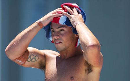 Tom Daley si allena per il nuoto sincronizzato