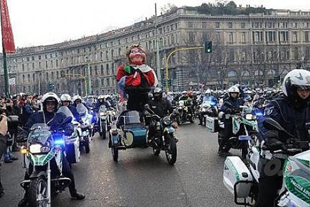 Milano, per la Befana la calza più lunga del mondo